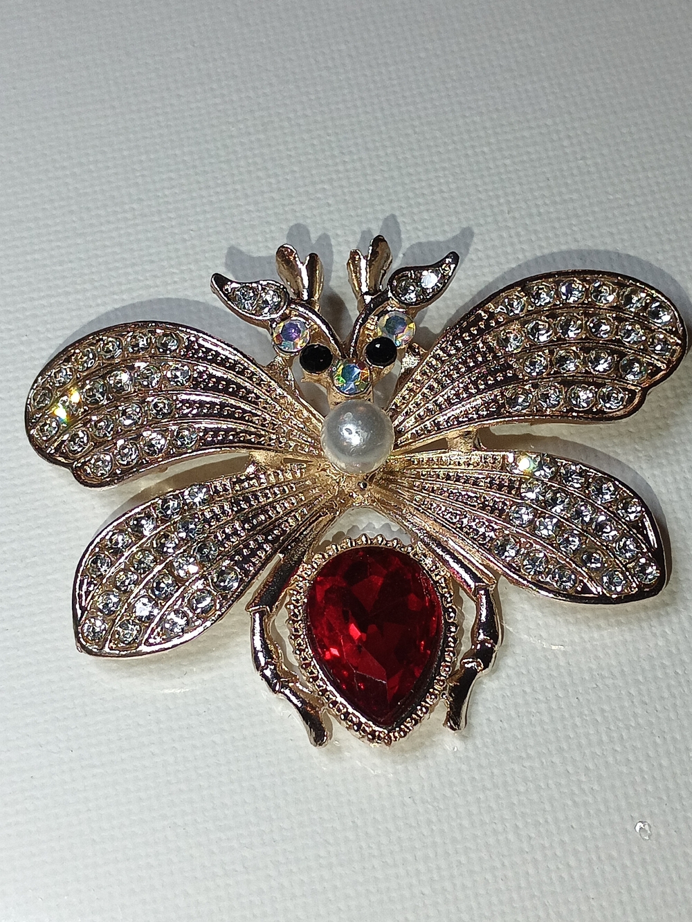 Elegant Brooch with Red Crystal and Pearlescent Accent